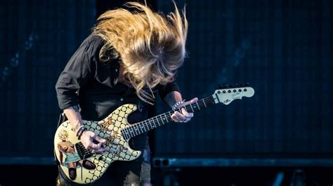 What Guitar Does Jerry Cantrell Play: Exploring the Strings of a Rock Legend